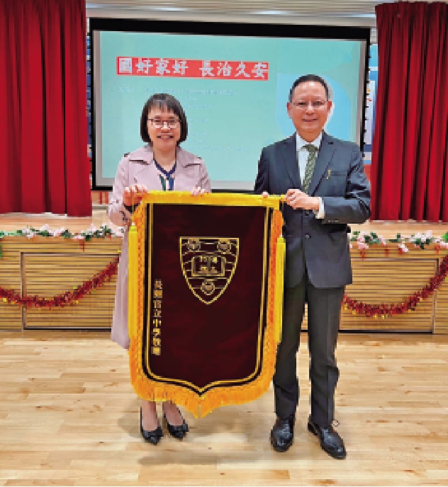 　　圖：全國港澳研究會理事、香港基本法教育協會副會長、法學教授傅健慈（右），到長洲官立中學作專題演講。