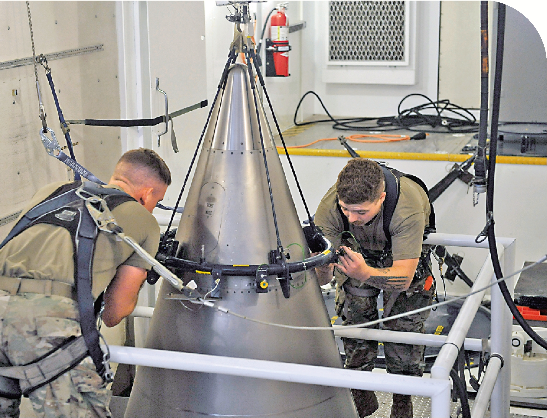 　　圖：美軍士兵正固定一枚「民兵-3」洲際彈道導彈頂部的鈦合金護罩。\美聯社
