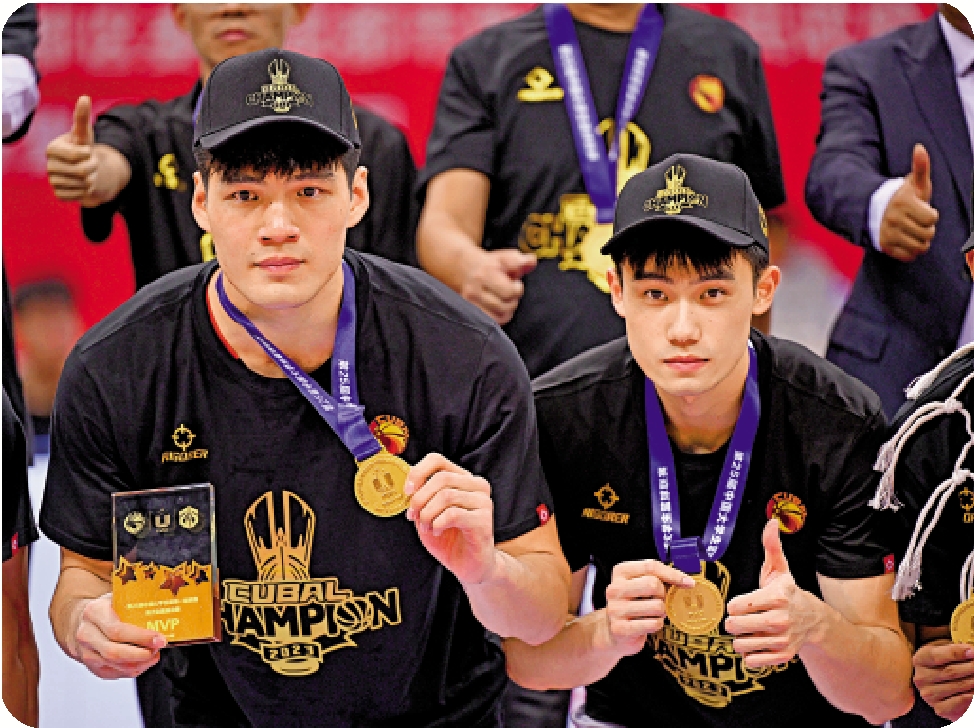 　　圖：陳國豪（左）在去年夏天領銜廣東工業大學隊，奪得中國大學生籃球聯賽冠軍。