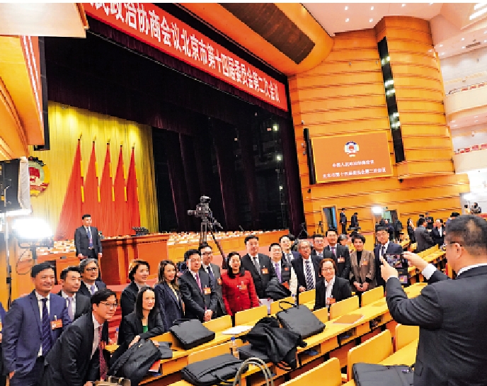 　　圖：部分北京市政協港澳委員在會議開幕式後合影留念。/大公報記者馬曉芳攝