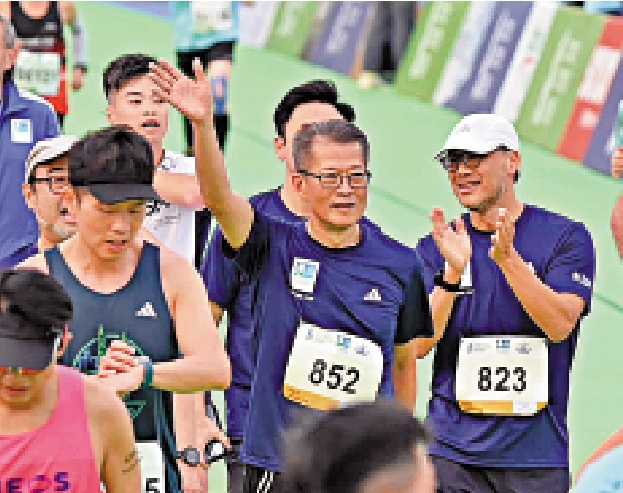　　圖：陳茂波以「嘉賓跑手」身份參加「領袖盃」。