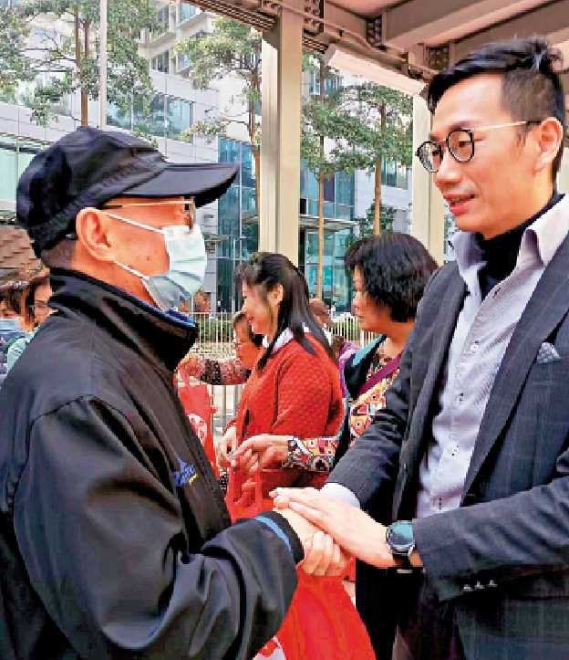 　　圖：陳志豪（右）表示，作為區議員，市民對美好生活的嚮往，就是他們奮鬥的目標。