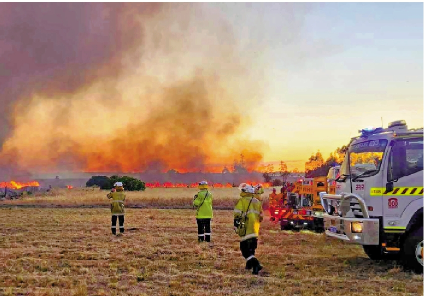 　　圖：澳洲正遭遇熱浪，山火風險提高。圖為西澳洲城市萬納魯去年11月23日發生山火。/美聯社