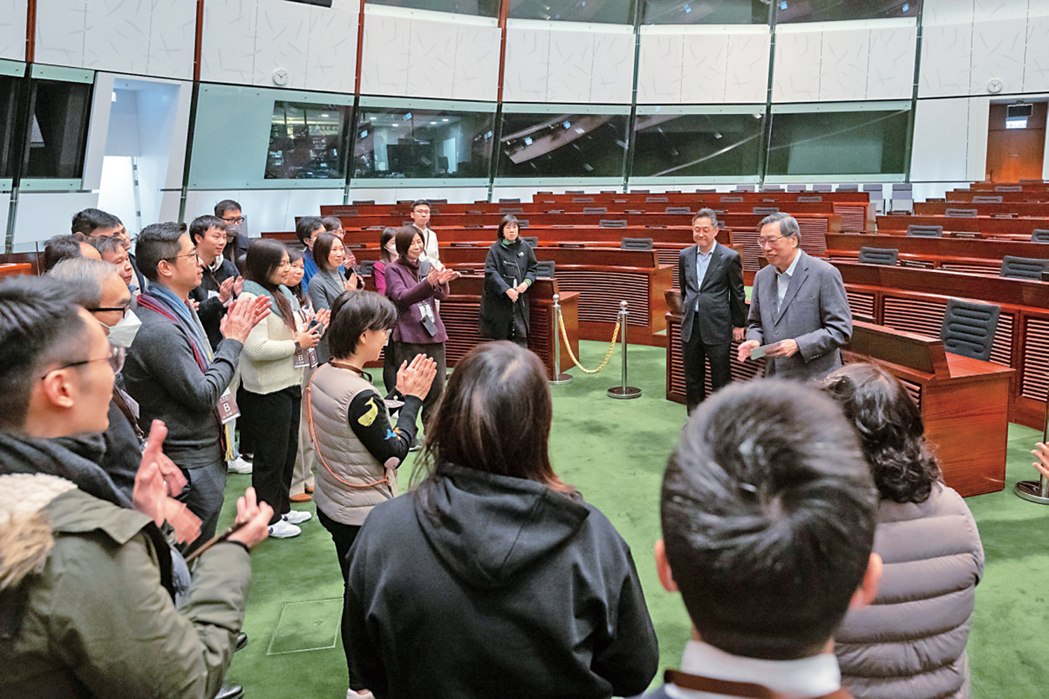 　　圖：梁君彥（右一）帶領34位教師參觀立法會，解釋議會工作。