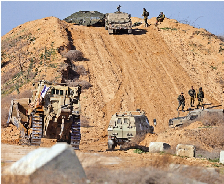 　　圖：以色列士兵22日駕駛軍車經過加沙中部。\路透社