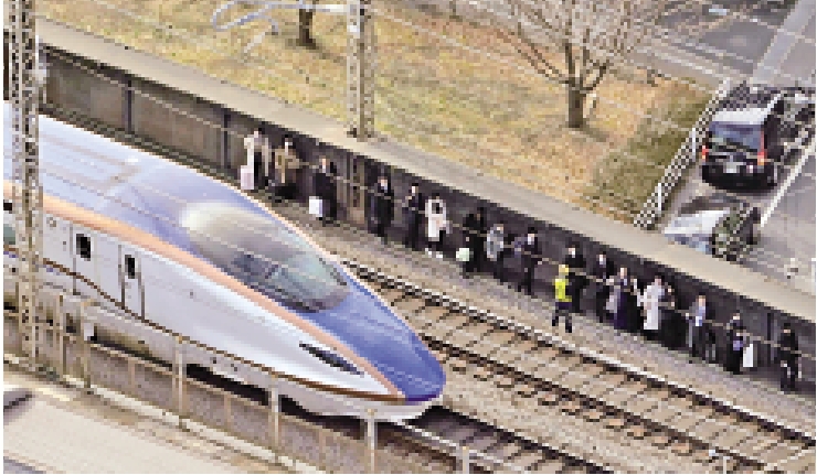 　　圖：一輛新幹線列車23日因停電滯留在軌道上。/網絡圖片