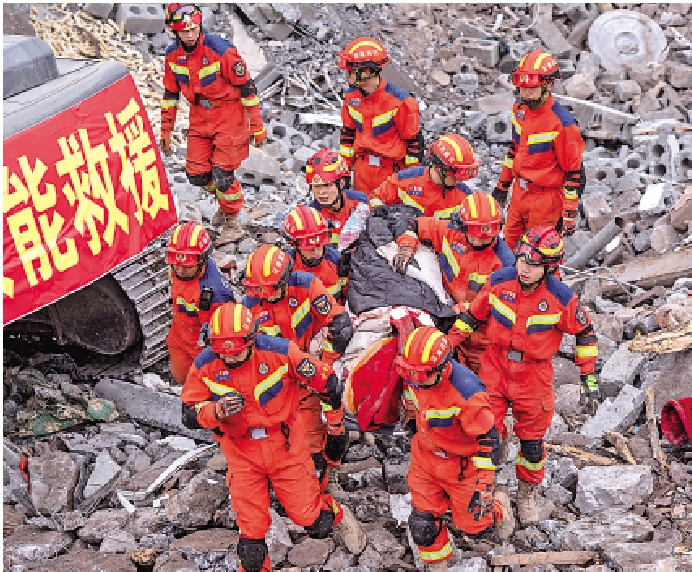 　　圖：1月23日，救援人員在雲南鎮雄山體滑坡現場搜救。\新華社