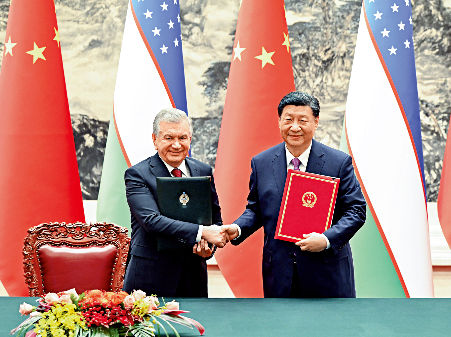 　　圖：1月24日下午，國家主席習近平在北京人民大會堂同來華進行國事訪問的烏茲別克斯坦總統米爾濟約耶夫舉行會談。會談後，兩國元首簽署並發表了《中華人民共和國和烏茲別克斯坦共和國關於新時代全天候全面戰略夥伴關係的聯合聲明》。\新華社