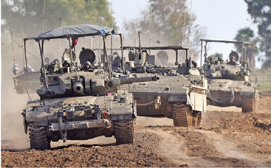 　　圖：以色列坦克24日向加沙地帶行進。\法新社