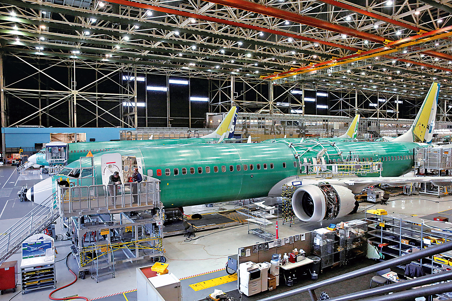 　　圖：美國聯邦航空管理局叫停波音737 MAX的增產計劃。圖為波音一架正在建造737 MAX 9飛機。\路透社
