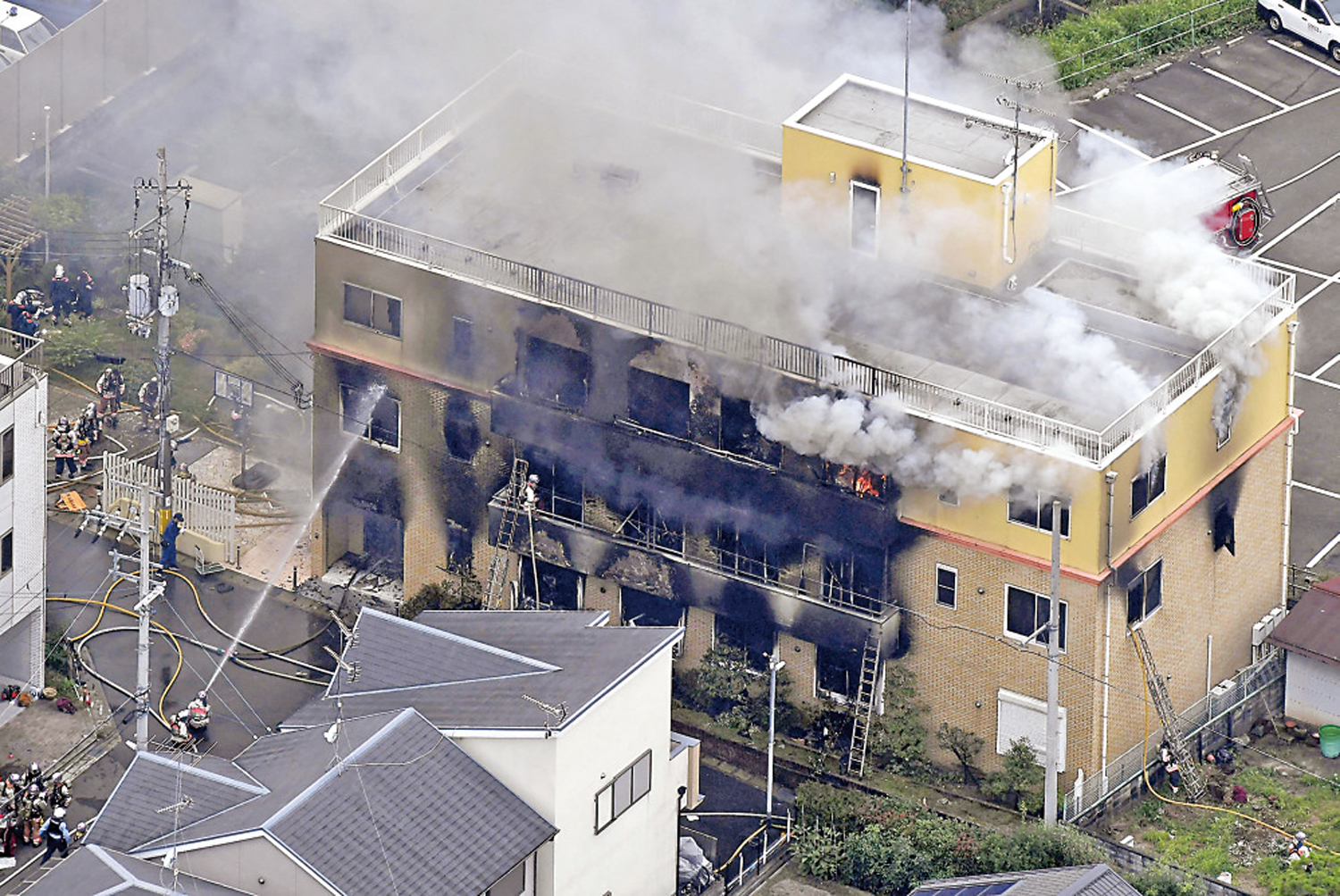 　　圖：一名男子2019年7月18日在京都的京阿尼動畫室縱火，消防員正在現場滅火。\路透社