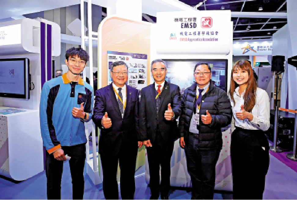 　　圖：機電署署長彭耀雄（左二）和香港機電工程商聯會主席陳紫鳴（中）參觀展覽攤位。