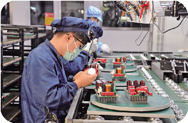 　　圖：南京一家台資企業生產車間內，工人在組裝電子儀器。\大公報記者賀鵬飛攝