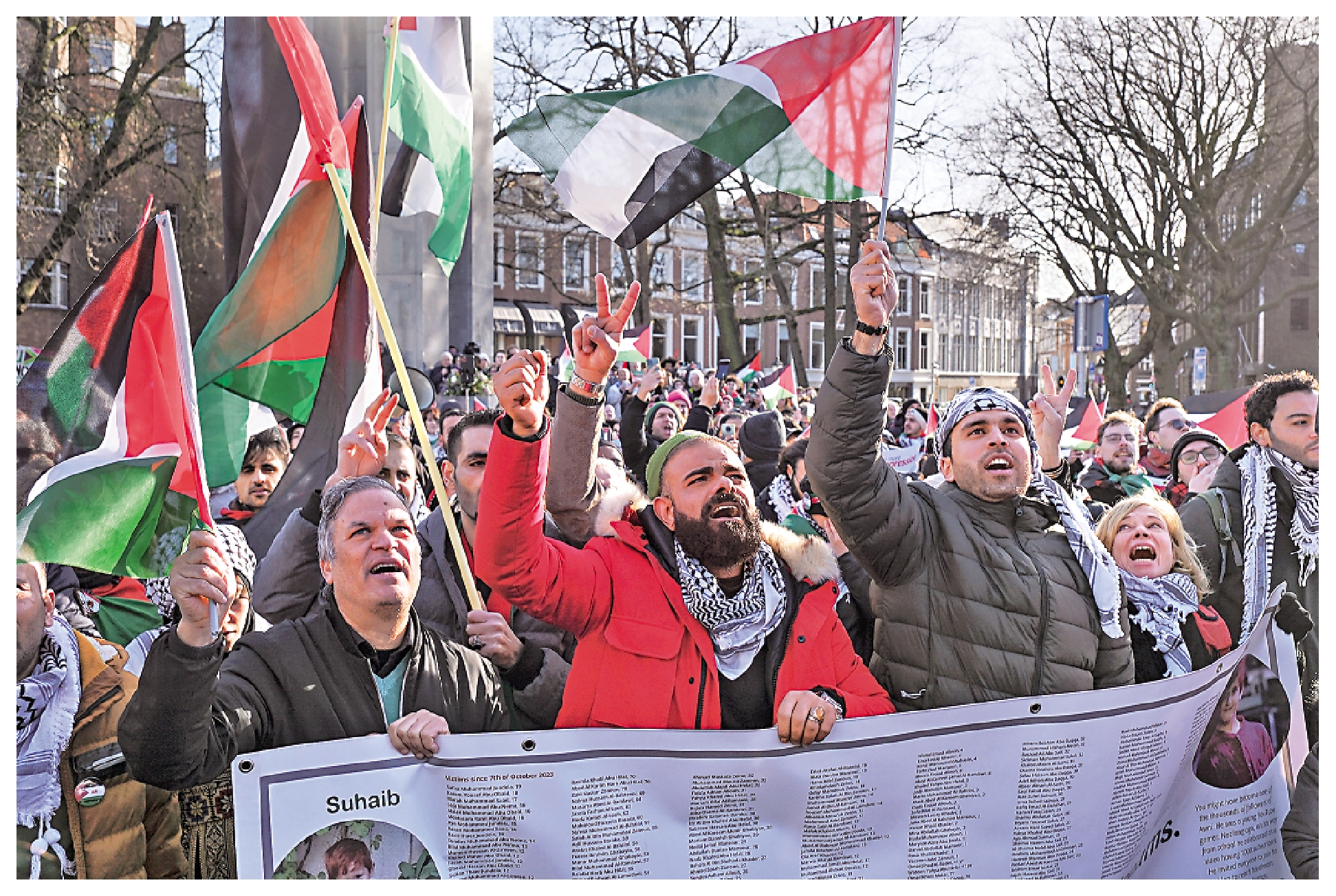 　　圖：支持巴勒斯坦的民眾26日在國際法院外集會。\美聯社