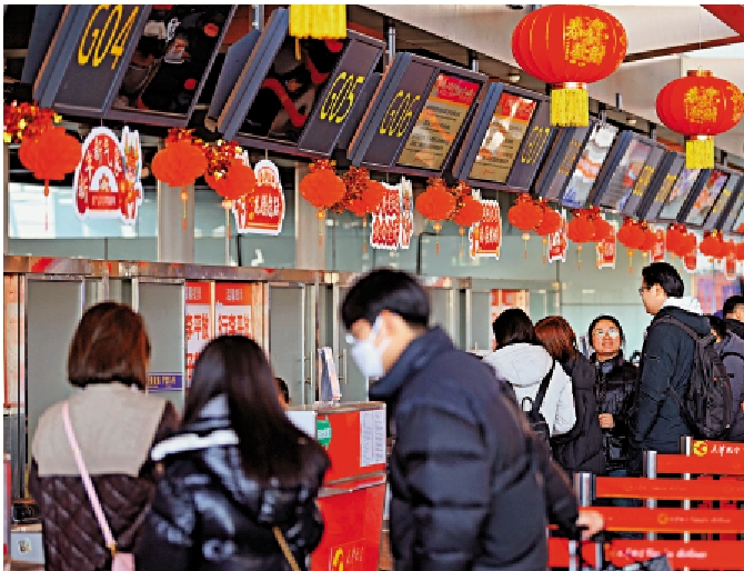 　　圖：1月26日，旅客在天津濱海國際機場排隊辦理值機。\新華社