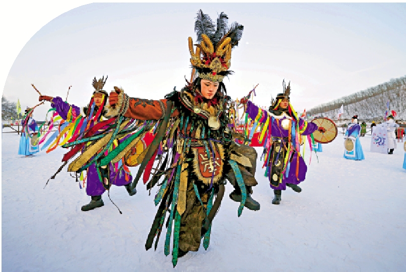 　　圖：1月23日，牡丹江鏡泊湖第九屆國際冬捕節的祭祀表演。\中新社