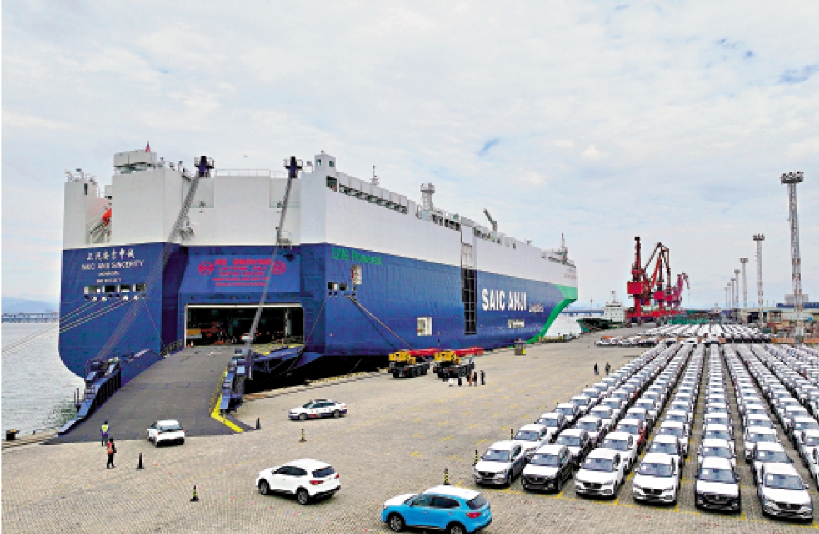 　　圖：中汽協數據顯示，去年大陸新能源車，出口超一百二十萬輛，創歷史新高。圖為1月23日，在廈門東渡港區現代碼頭，出口車輛駛上汽車滾裝船。\新華社