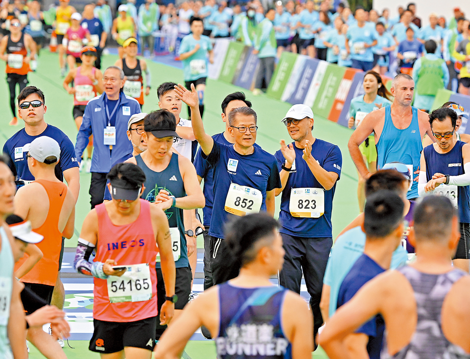 　　圖：陳茂波表示，成立跨部門盛事統籌協調組，致力將盛事的經濟和社會效益發揮至最大。圖為陳茂波上周參加渣打香港馬拉松。