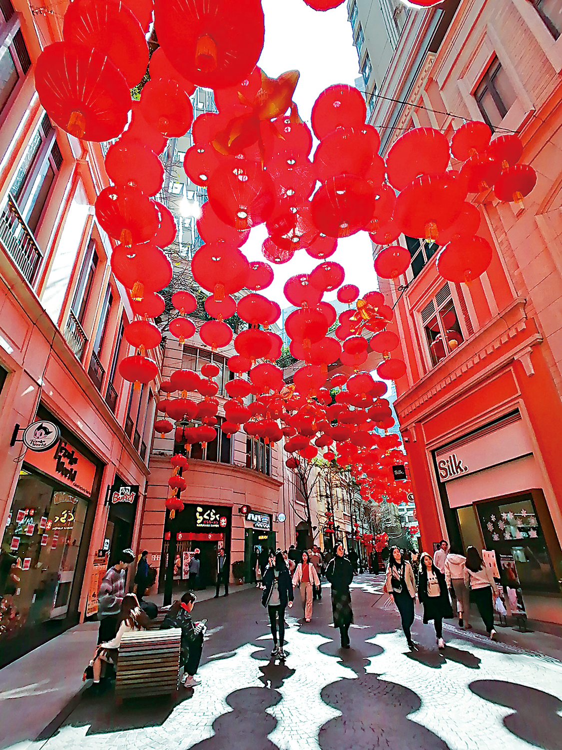 　　圖：臨近農曆新年，香港各區喜氣洋洋，賀年裝飾和應節年貨陸續上市，市場供應琳琅滿目。灣仔利東街大紅燈籠高高掛。\香港中通社