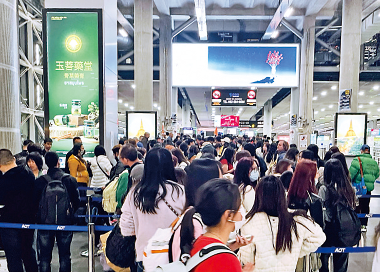 　　圖：2023年12月23日，中國遊客在泰國機場排隊準備入境。\新華社