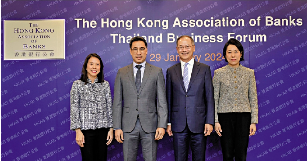　　圖：泰國央行行長Sethaput Suthiwartnarueput（左二）、香港金融管理局總裁余偉文（右二）、中國駐泰國大使館經濟商務處參贊張瀟瀟（右一）、香港銀行公會主席林慧虹（左一）於泰國商務論壇上合照。