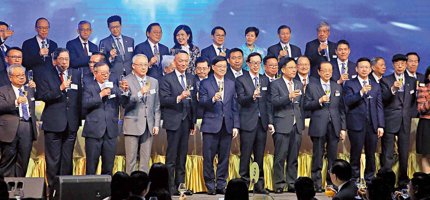 　　圖：香港中華廠商聯合會第43屆會董會就職典禮昨日舉行，一眾嘉賓在台上主禮。\大公報記者麥潤田攝