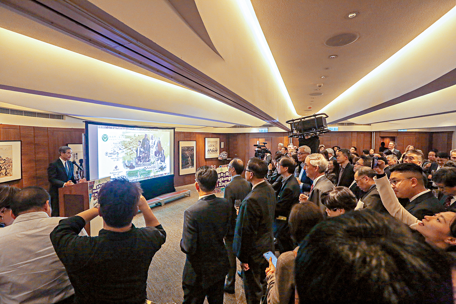 　　圖：香港齊心基金會昨日舉行《港青在邊城》新疆視頻系列獨家首播酒會，全國政協副主席梁振英主持活動。