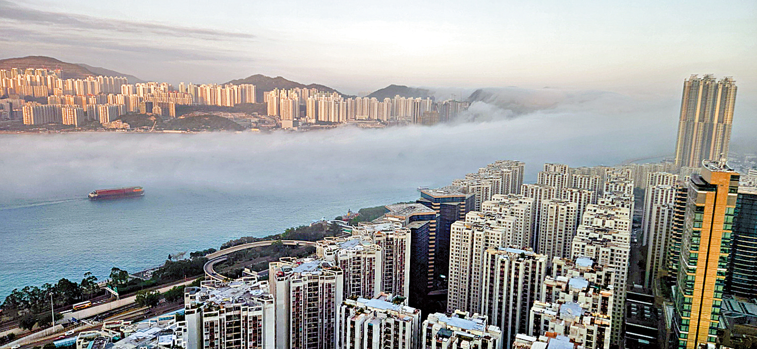 　　圖：網民拍下雲霧低纏維港的美景。