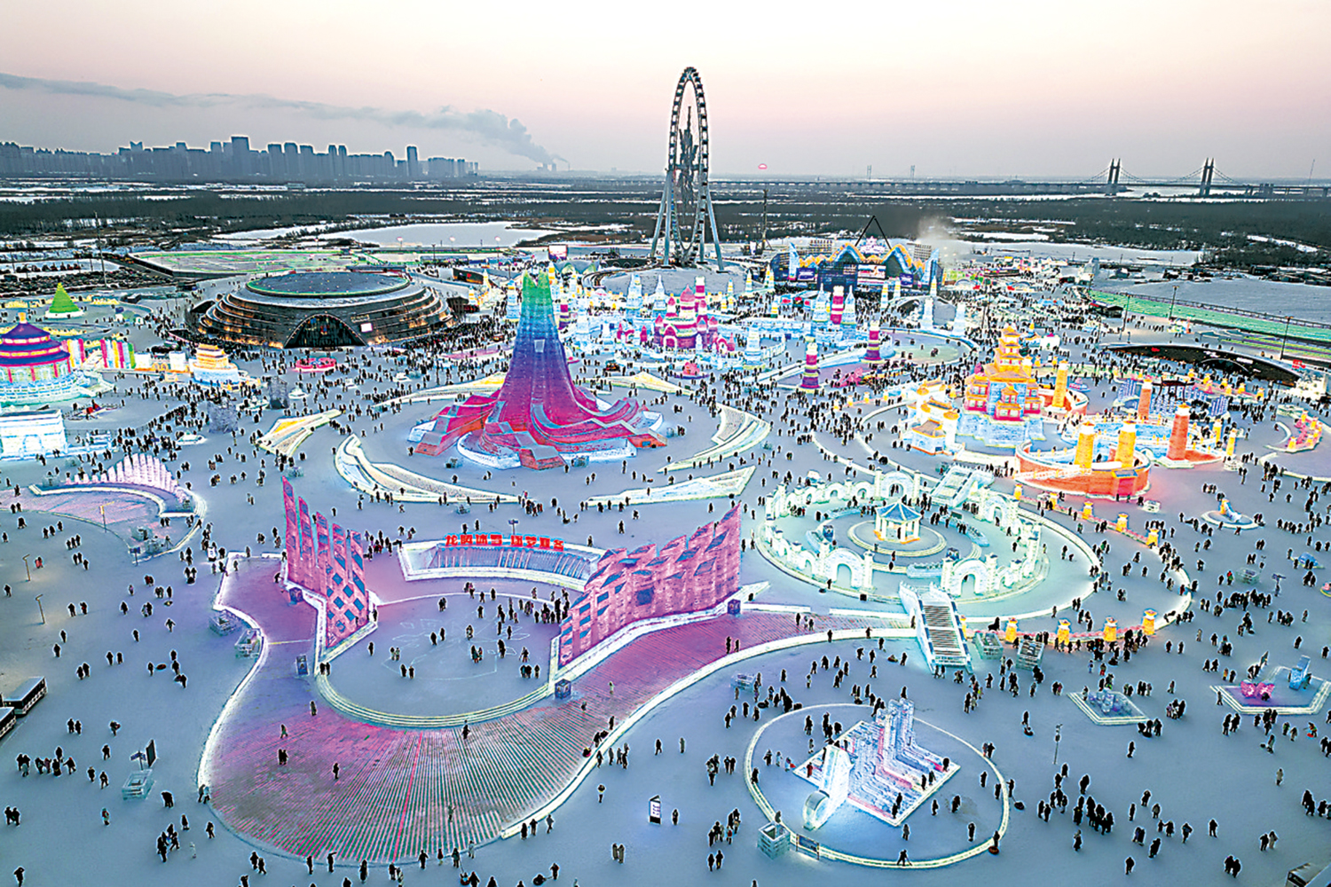 　　圖：哈爾濱冰雪節吸引眾多遊客。\新華社