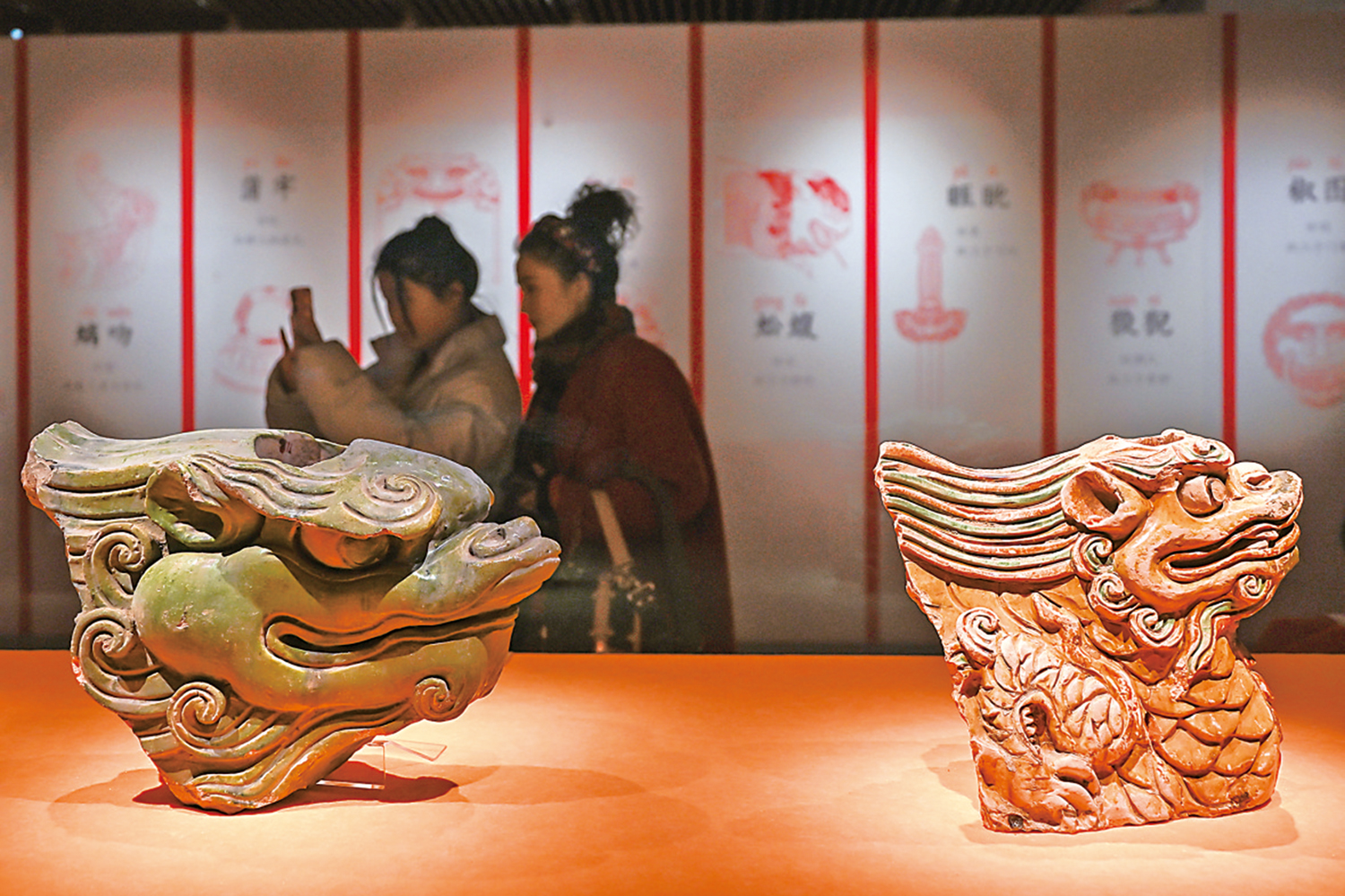 　　圖：「中國龍──甲辰年賀歲展」展出的明代龍紋琉璃構件（右）、綠釉龍紋琉璃構件（左）。