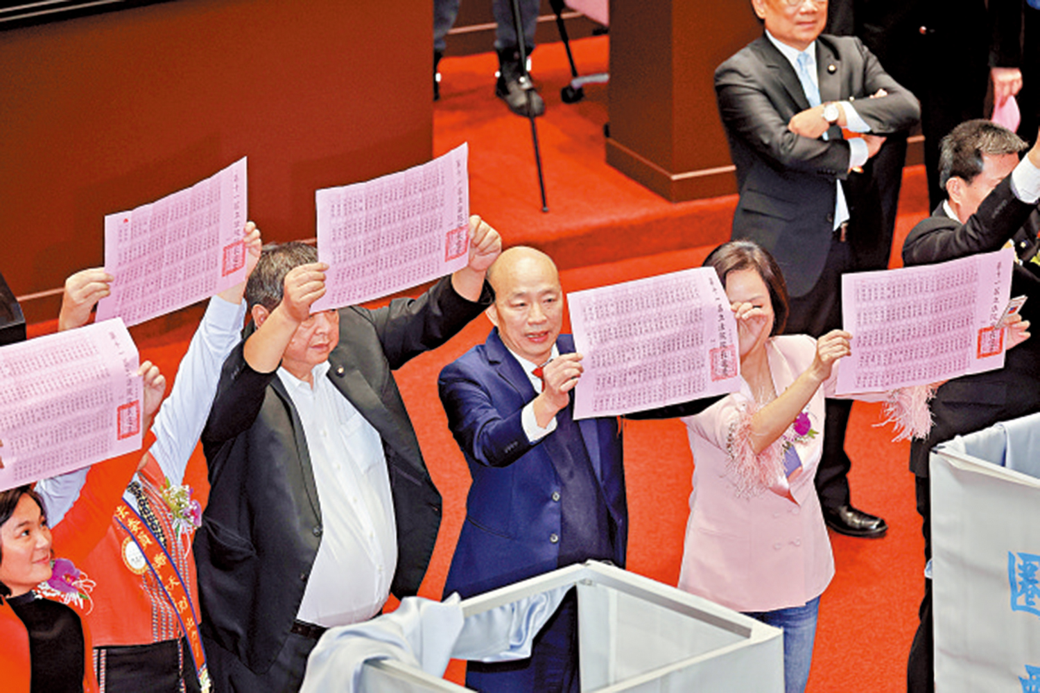 　　圖：在立法機構負責人選舉中，國民黨「立委」投票時公開亮票，以示團結。