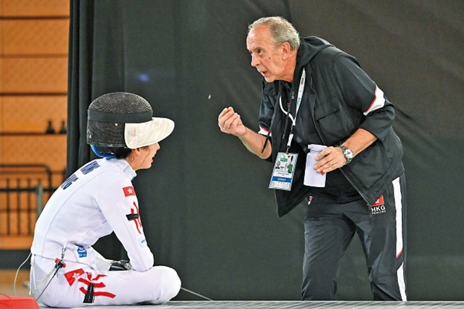 　　圖：江旻憓（左）聆聽教練的指導。