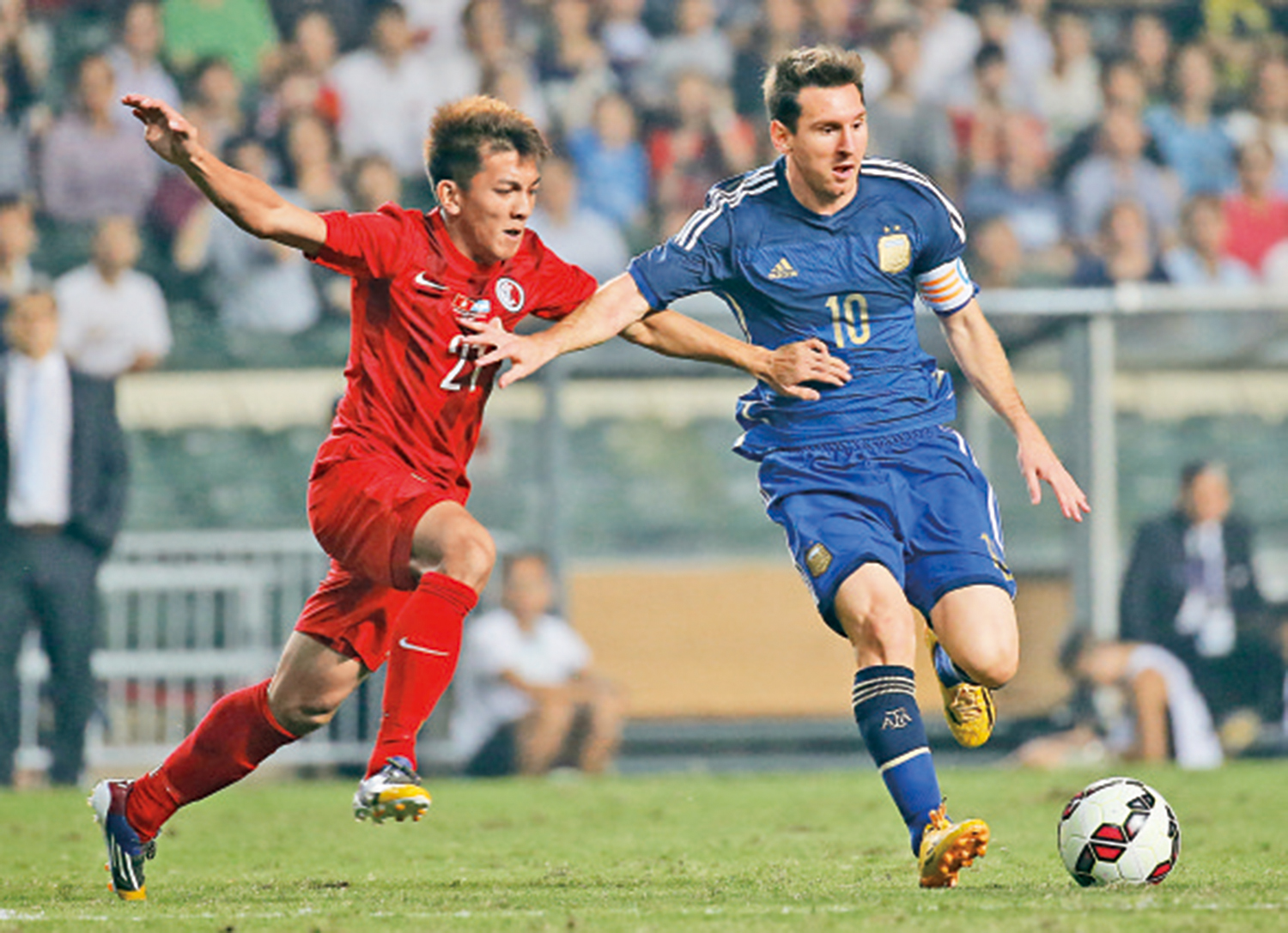 　　圖：美斯（右）曾在2014年隨阿根廷隊來港比賽。