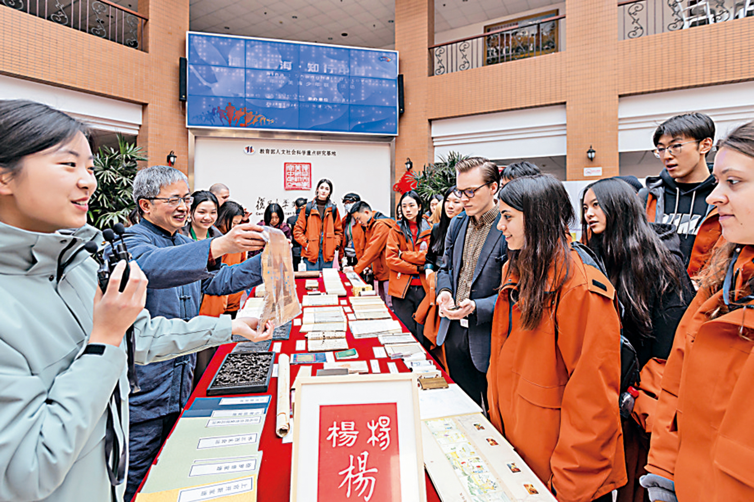 　　圖：1月29日，在復旦大學，美國馬斯卡廷中學學生了解中國古籍裝幀與修復技術。\新華社