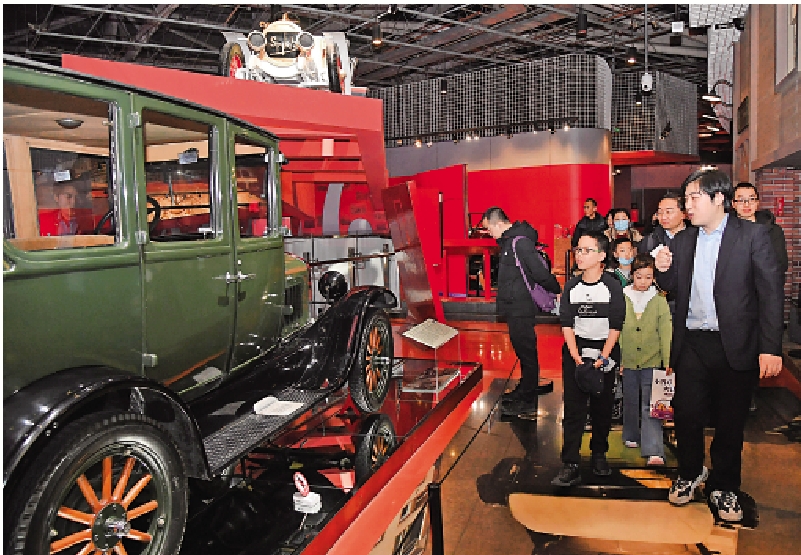 　　圖：1月28日，在北京汽車博物館，工作人員為小朋友介紹藏品車。/新華社