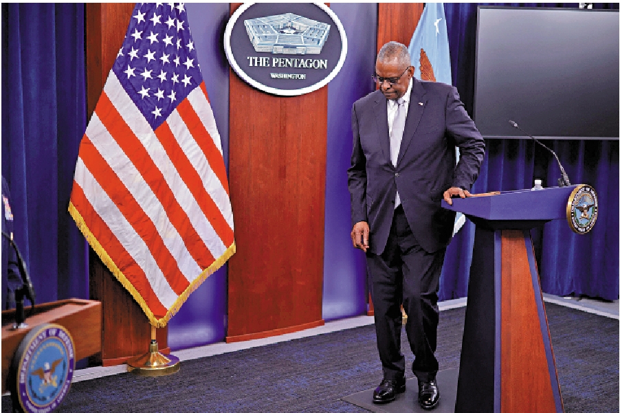 　　圖：美國國防部長奧斯汀2月1日在五角大樓出席新聞發布會，他術後仍受腿疼困擾。\法新社
