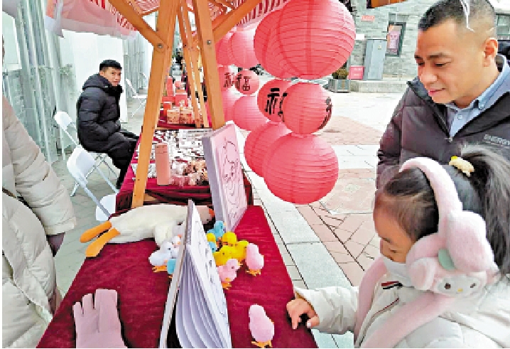 　　圖：遊客在北京前門一處市集購買文創產品。\大公報記者馬曉芳攝