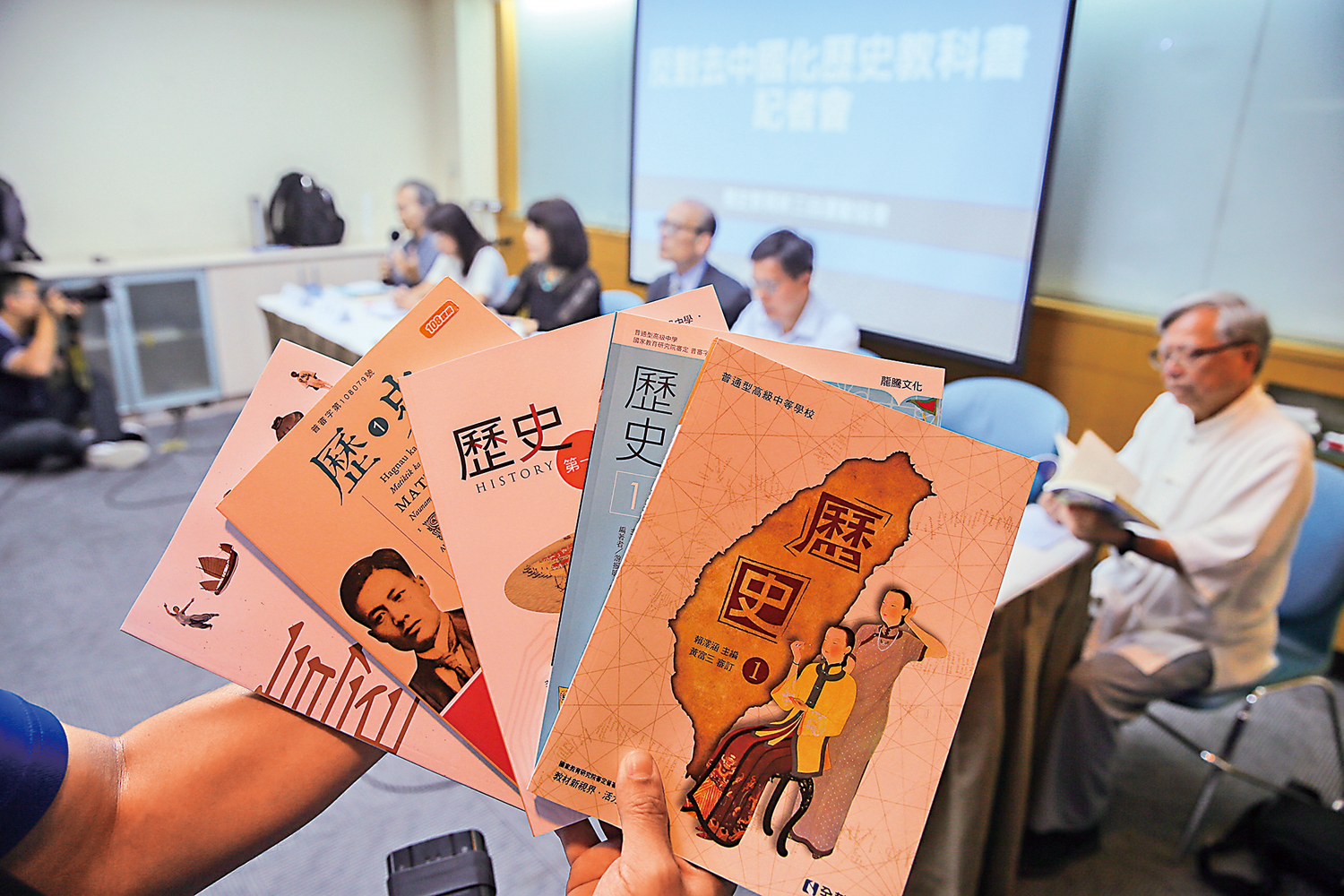 　　圖：2019年，依「108課綱」編寫的台灣歷史課本正式上路，其中「中國史」被消失，語文則大幅刪減文言文比例，島內教育界痛批此舉自斷文化經脈。