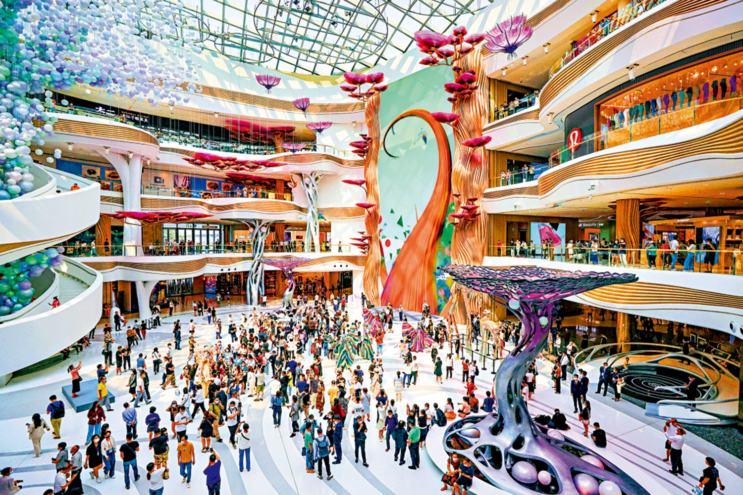 　　圖：消費者在海南海口國際免稅城內購物。 新華社