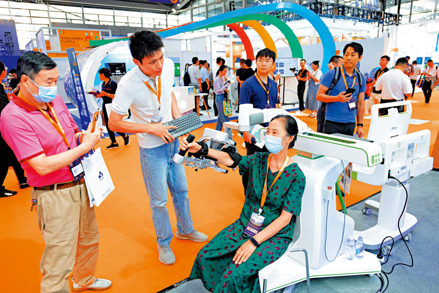 　　圖：民眾在深圳國際智慧養老產業博覽會上體驗康復機器人。\中新社