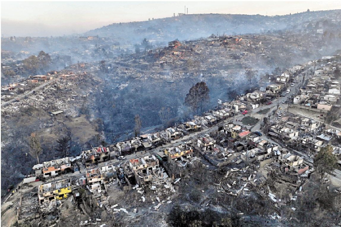 　　圖：智利比尼亞德爾馬市大片房屋3日已被山火燒毀。\法新社