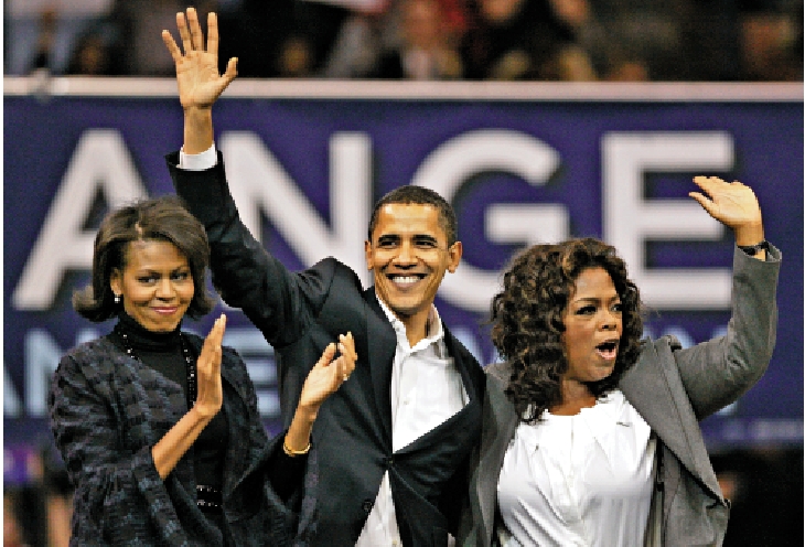 　　圖：2007年12月，奧巴馬（中）和他的妻子米歇爾（左）和奧花雲費出席新罕布什爾州的拉票活動。/美聯社