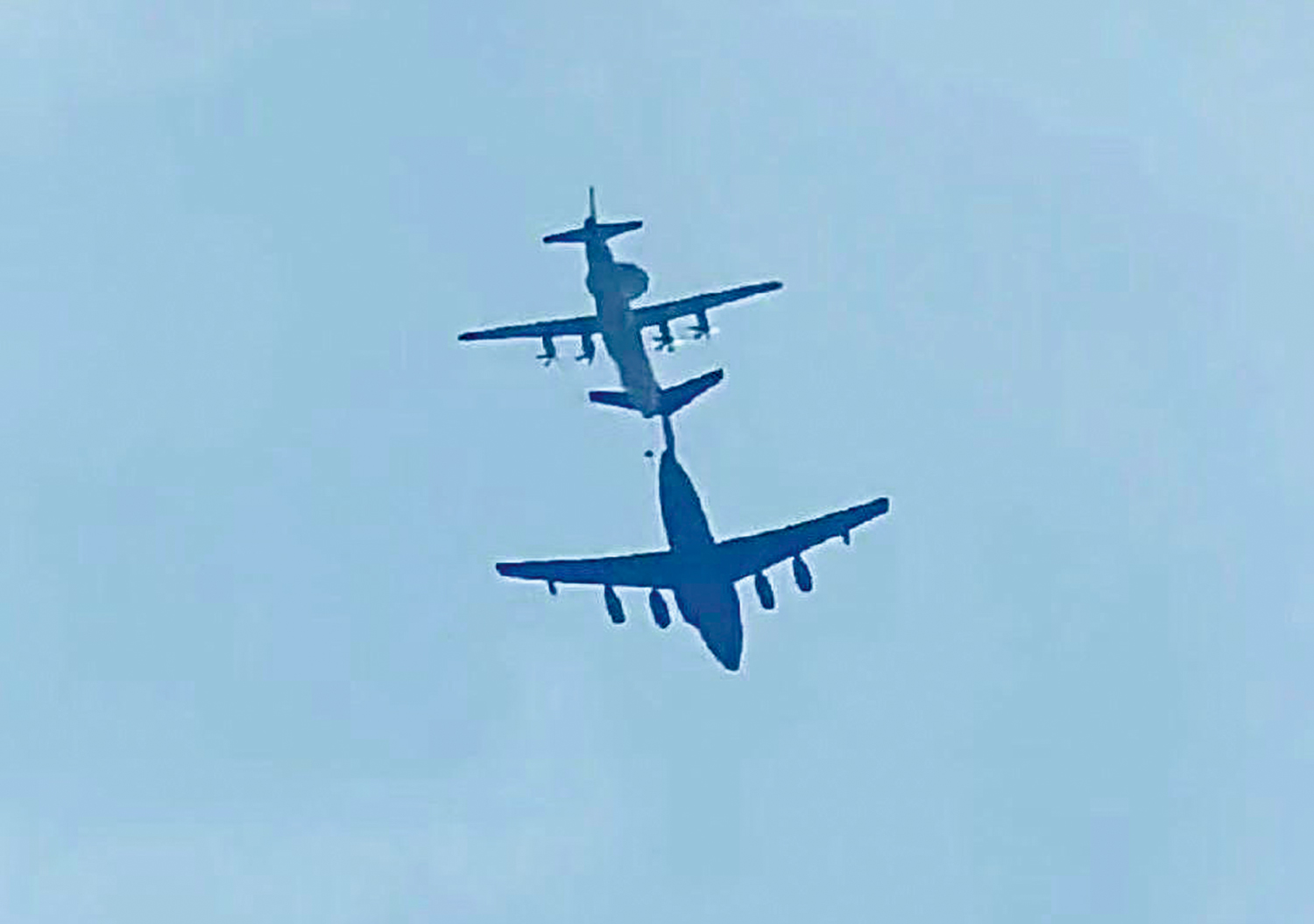 　　圖：運油-20為空警-500A預警機空中加油的畫面。