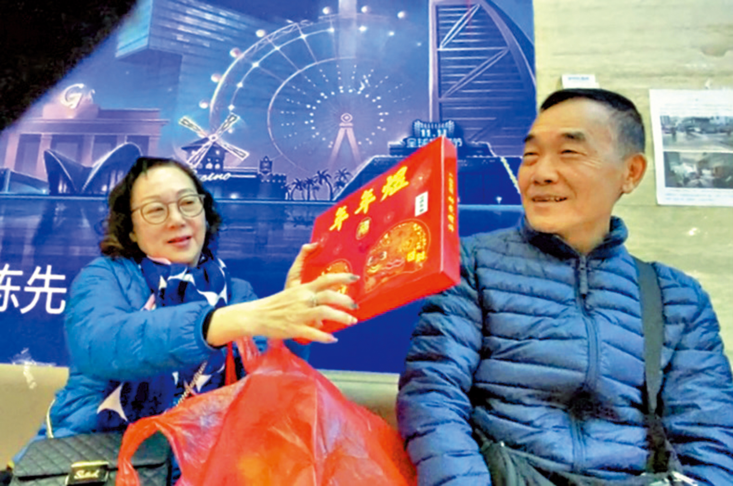 　　圖：李先生與太太經朋友介紹，到深圳採購年貨，買了掛曆和日曆。