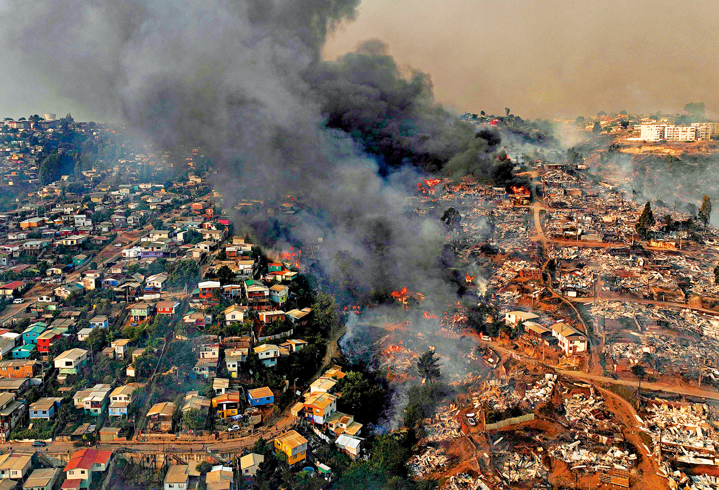 　　圖：3日拍攝的智利比尼亞德爾馬地區鳥瞰圖顯示，山火燒毀大片房屋，冒出濃濃黑煙。\法新社