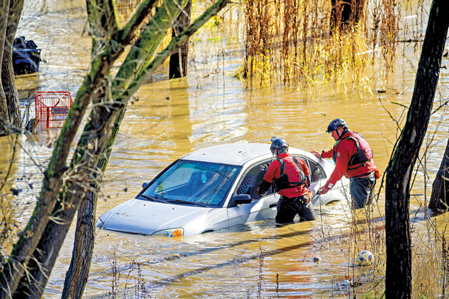 　　圖：一輛汽車4日在加州聖何塞被困在洪水中。\美聯社