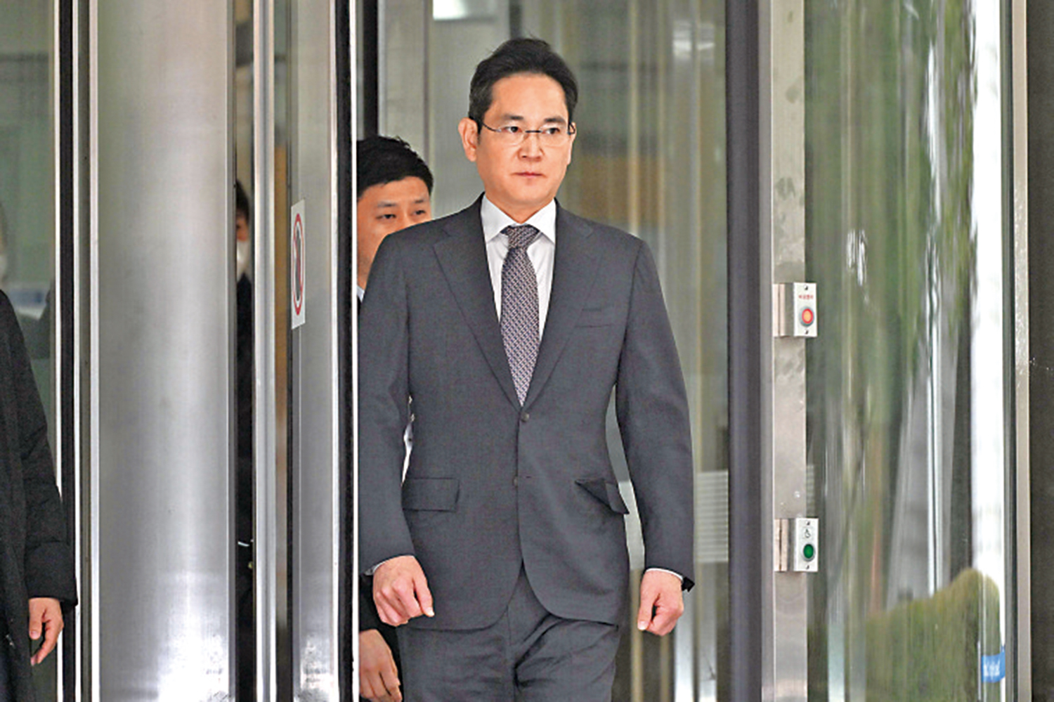 　　圖：三星會長李在鎔5日現身首爾中央地方法院。\法新社