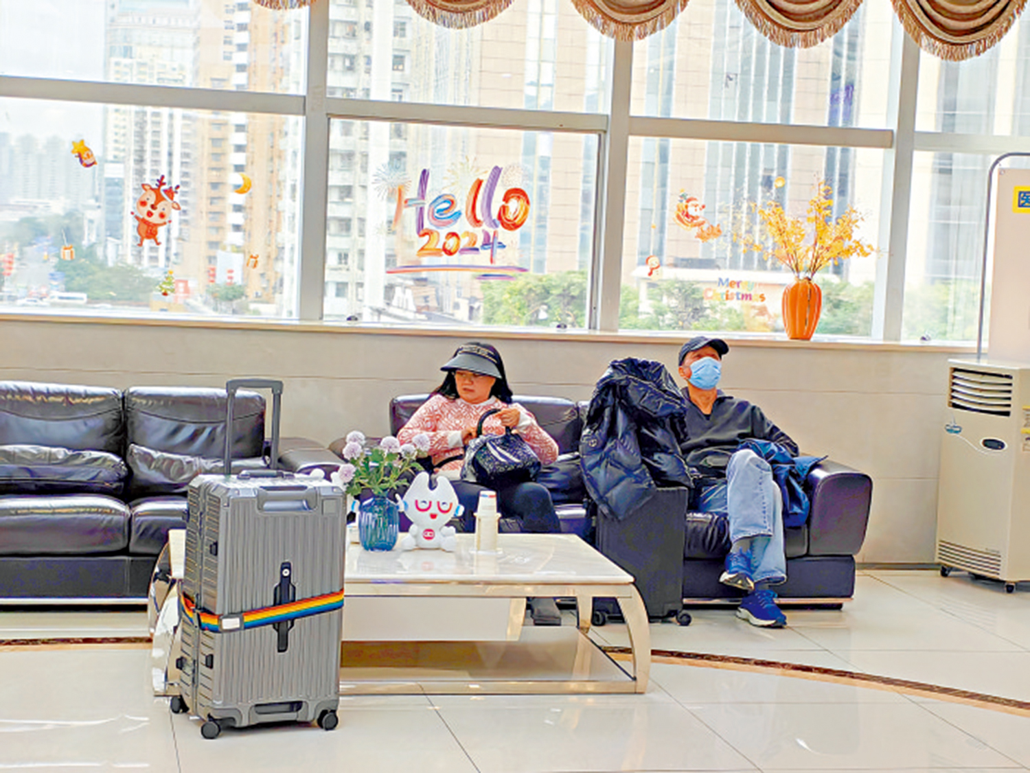 　　圖：香港患者帶着行李箱北上深圳看牙。