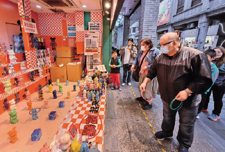 　　圖：港人梁小姐和家人在東門體驗趣味遊戲。\大公報記者郭若溪攝