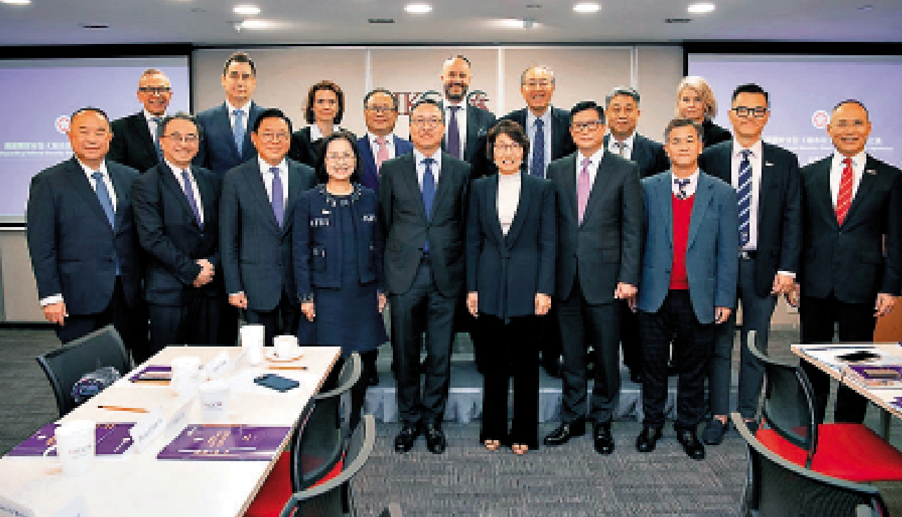 　　圖：林定國和鄧炳強出席香港總商會昨天舉行的「議事論壇」，向本地和國際商界人士講解23條立法諮詢內容，並解答與會者的提問。